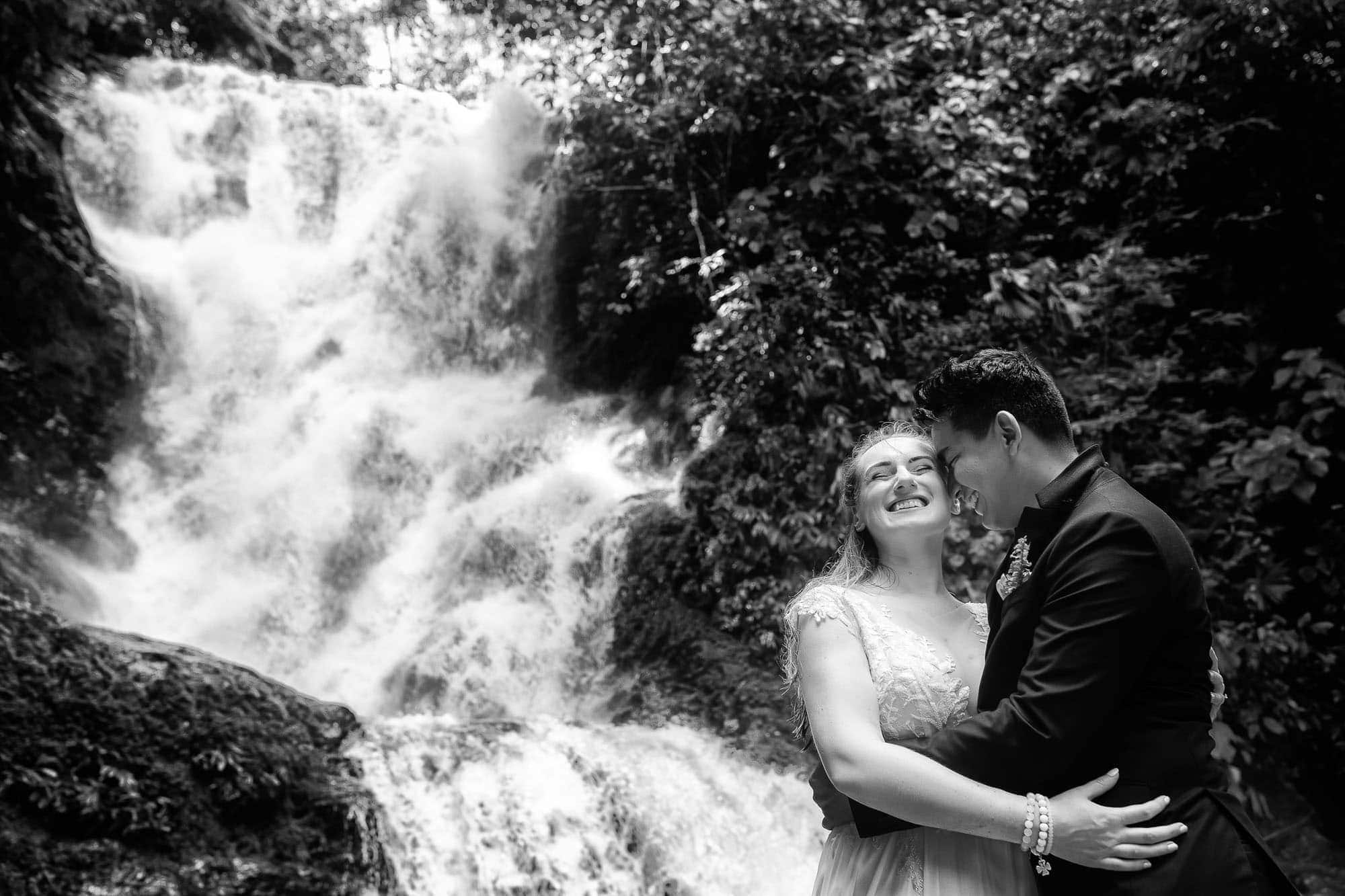 Unusual wedding ideas: Photoshoot at a waterfall