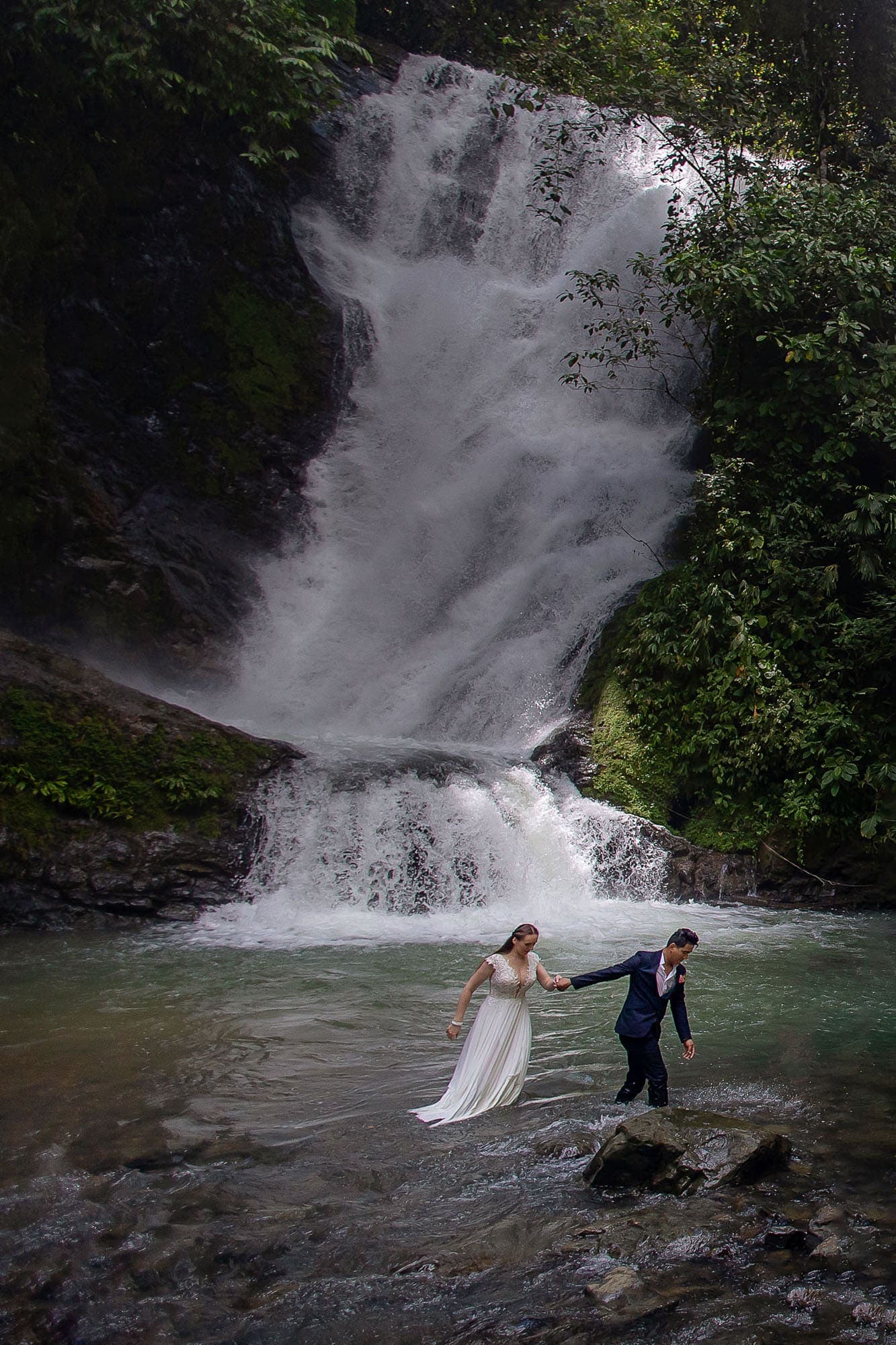 Unusual wedding ideas: Photoshoot at a waterfall