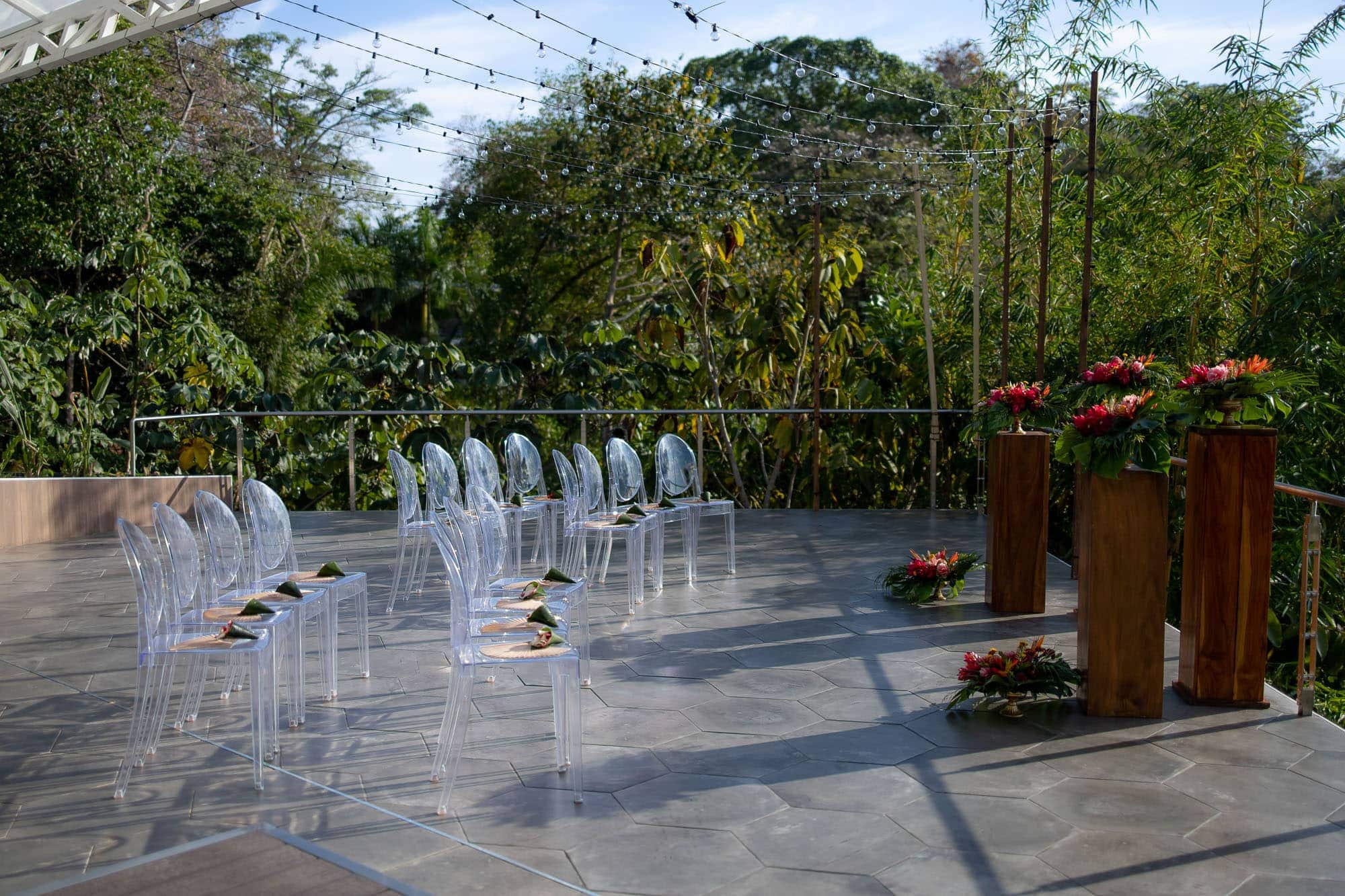 easy way to plan a wedding in Costa Rica: let the professionals decorate!